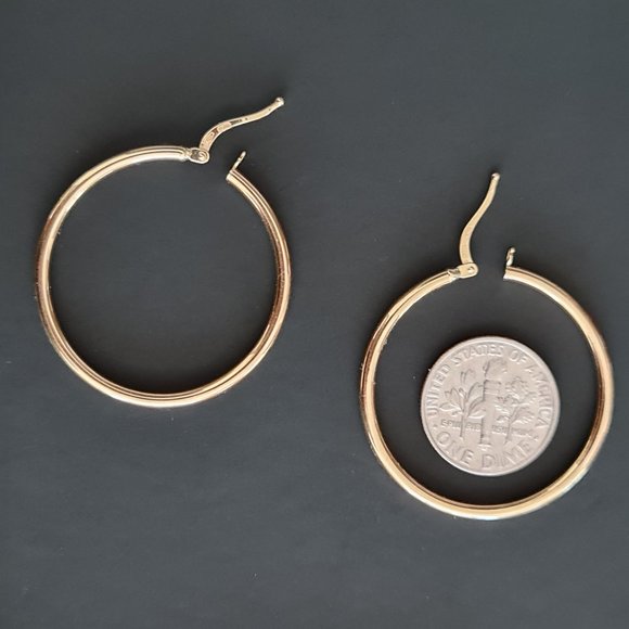 Gold hoop earring - Picture 12 of 16